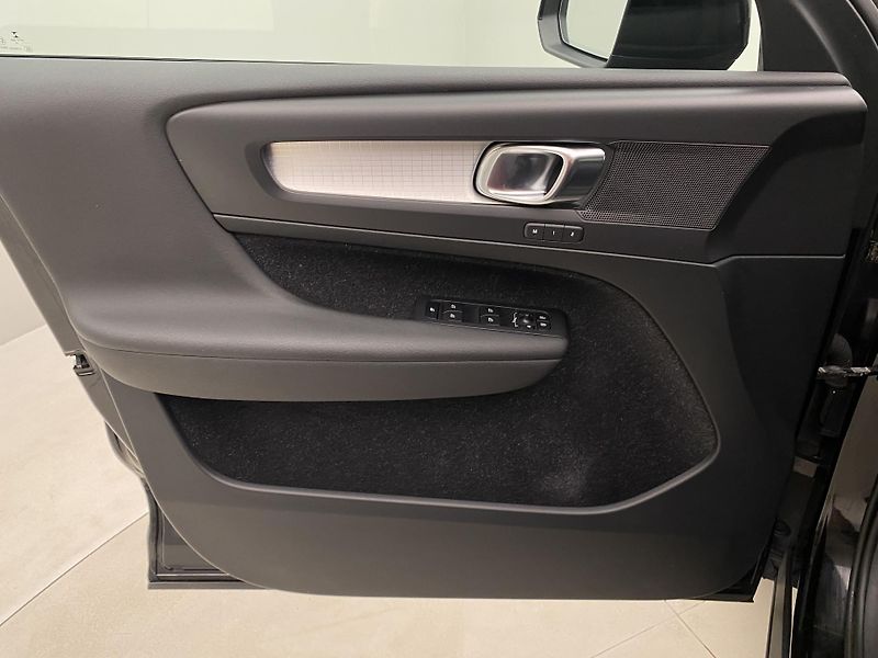 Volvo XC40 T5 AWD MOMENTUM AUT - fotka 7 z 45
