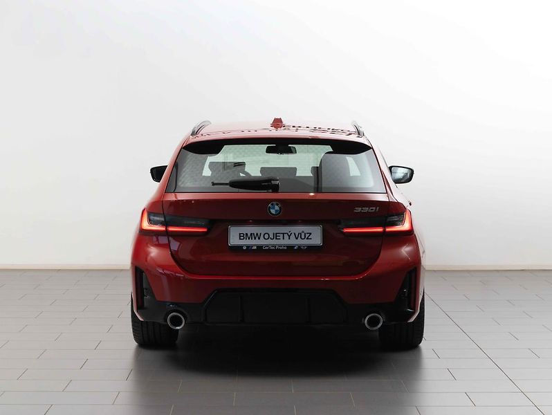 BMW Řada 3 330i Touring - fotka 4 z 22