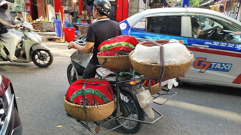 Jeden z prvních vozů Škoda na území Vietnamu. Právě ten jsem zkoušel v ulicích hlavního města