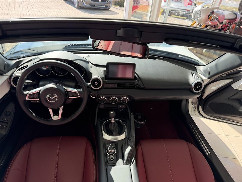 Mazda MX-5 1,5   Edice 100 YEARS 1920-202 - fotka 13 z 25