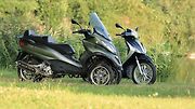 Piaggio MP3 500ie Sport LT (vpředu) a Piaggio Medley 125ie.