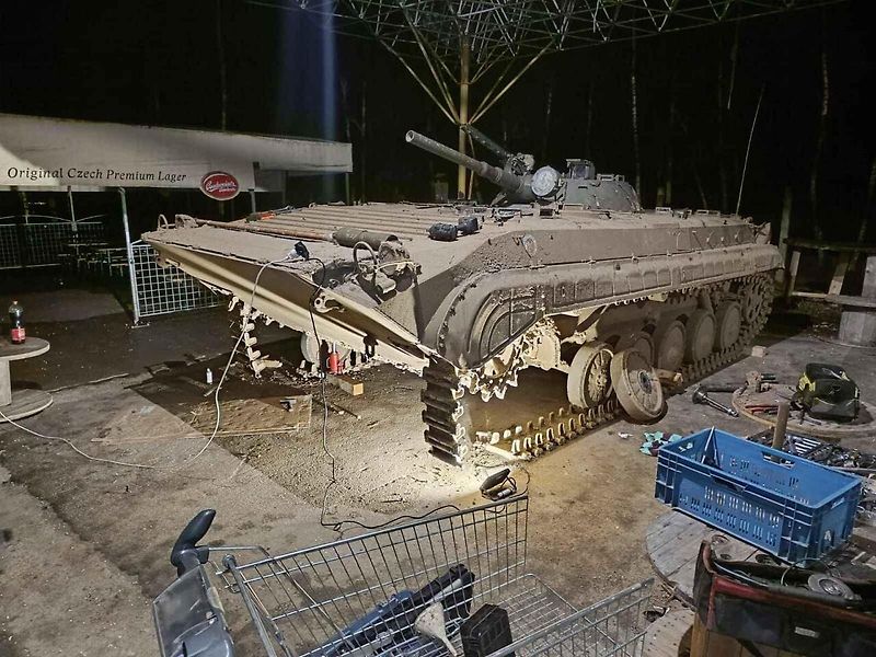 BVP-1 v náročném terénu, kde naplno vynikají jeho terénní schopnosti.