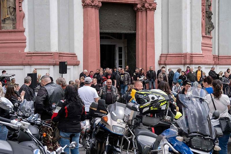 Motorkáři se sjeli na žehnání v bazilice v Jablonném.