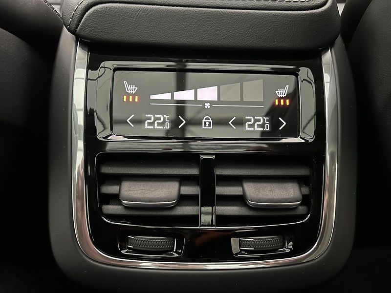 Volvo XC60 2.0  B4 4x4 ULTIMATE - fotka 26 z 34
