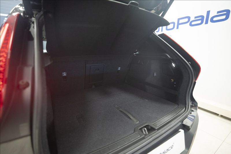 Volvo XC40 2,0 T5 AWD NAVI KAMERA TAŽNÉ - fotka 45 z 47