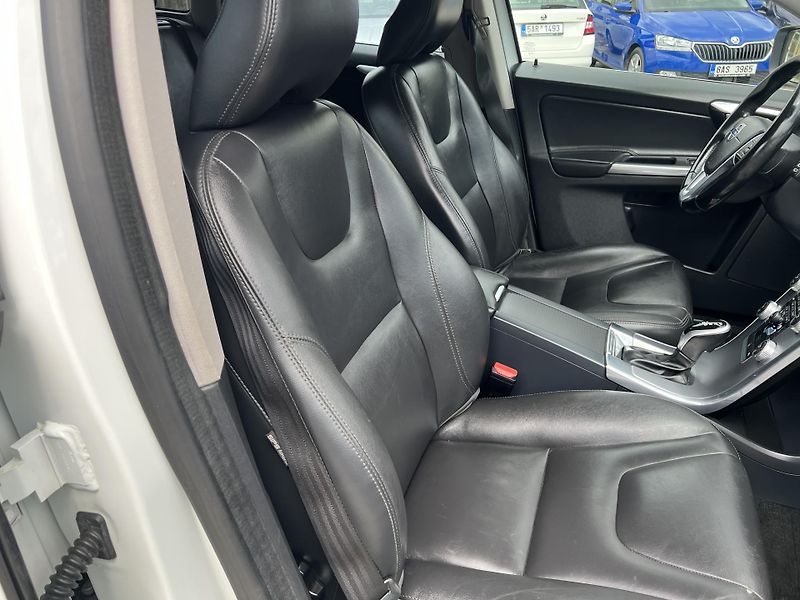 Volvo XC60 2,4 AWD D4 Summum 1.maj.  - fotka 37 z 56