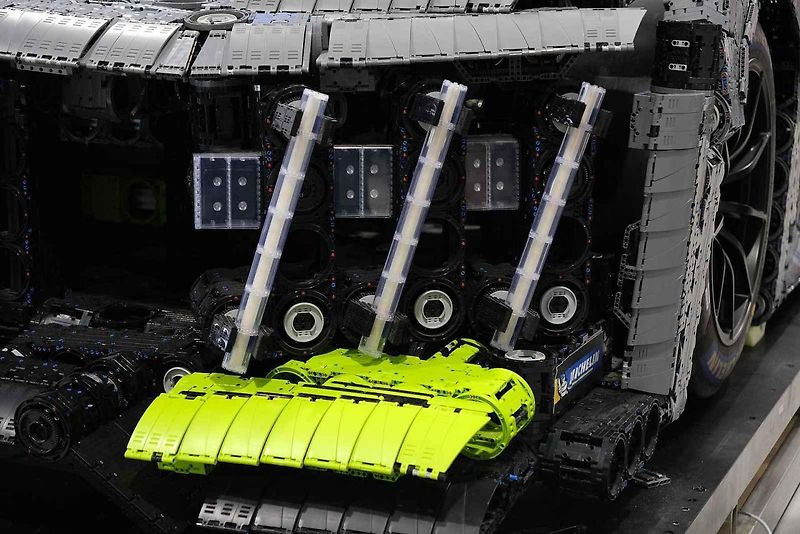 Instalace modelu stavebnice Peugeot Le Mans za účasti designera společnosti Lego.