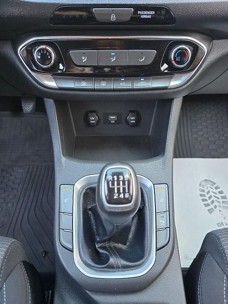 Hyundai i30 1.6CRDi COMFORT LED KAMERA NAV - fotka 23 z 39