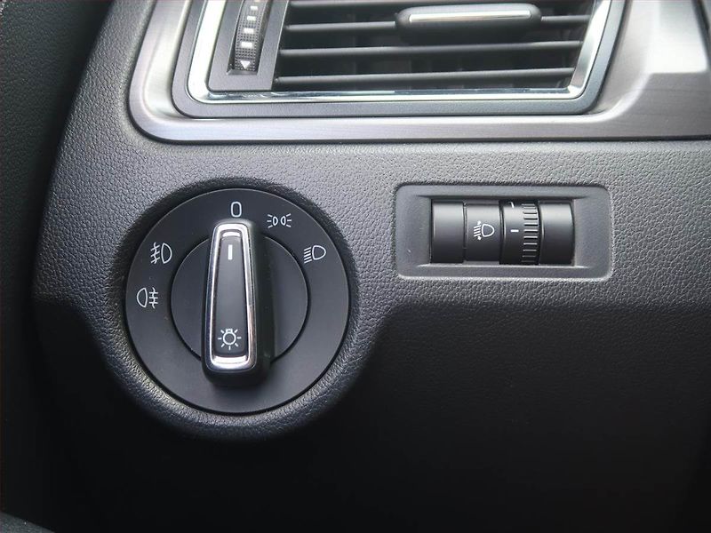 Škoda Rapid (2015) Spaceback 1.6 TDI, Xenony - fotka 14 z 17