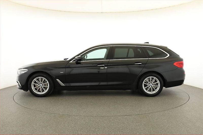 BMW Řada 5 (2018) Luxury Line 530d xDrive - fotka 3 z 18