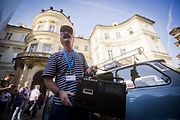 Majitelé trabantů se sjeli 29. září na německou ambasádu v Praze k 25. výročí hromadného útěku východních Němců přes ambasádu Západního Německa.