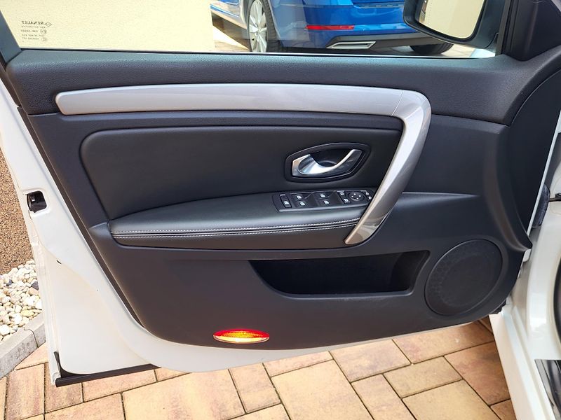 Renault Laguna 2.0dCi 127kW*4CONTROL*PANORAMA - fotka 9 z 50