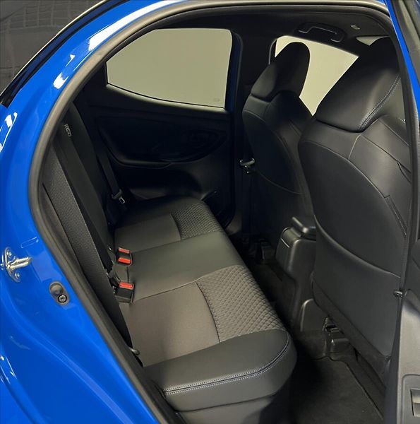 Toyota Yaris 1,5 Hybrid AT PREMIERE EDITION - fotka 13 z 17