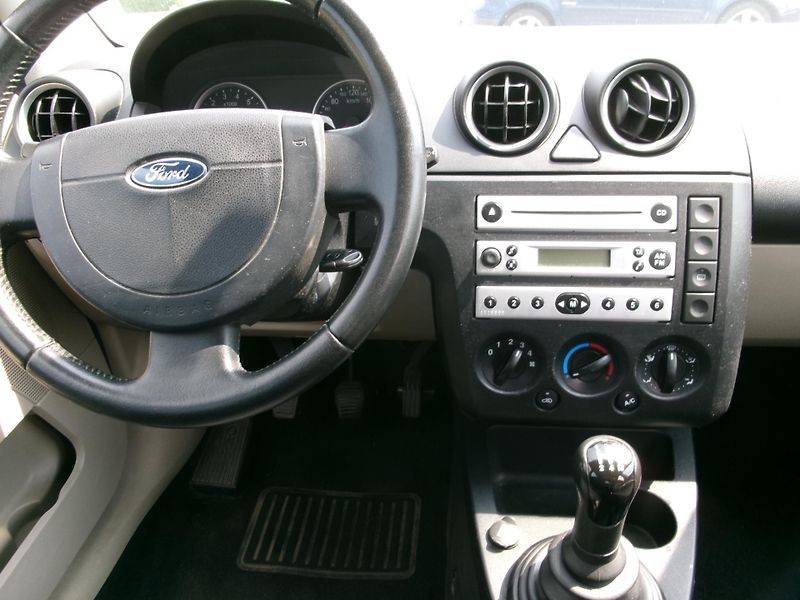 Ford Fiesta (2005) 1,3i KLIMA ČR - fotka 15 z 18