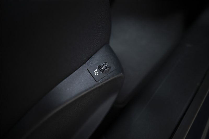 Peugeot 2008 1,2 i 1. AUT. AC VÝHŘEV 1. MAJ - fotka 9 z 36