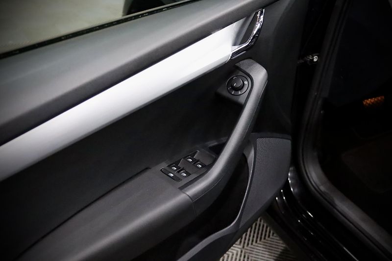 Škoda Octavia 3 FL Combi 1.4 TSI 110 kW DSG - fotka 13 z 31