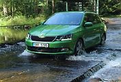 Naše auto během dovolené muselo několikrát brodit přes zlatonosnou řeku Otavu, protože stan jsme měli na jejím ostrůvku. Je to zkrátka obojživelník!