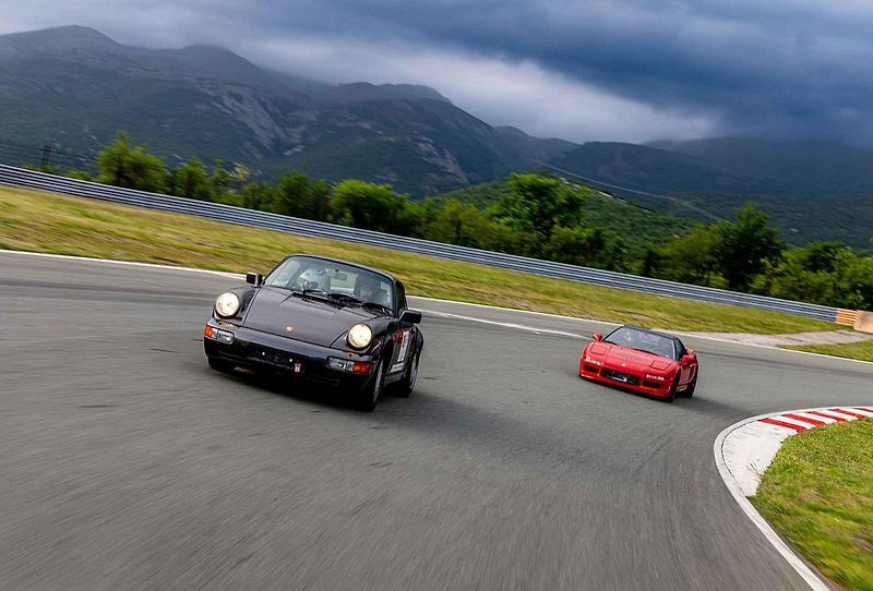 Všichni účastníci s vozy v cíli druhého ročníku Oldtimer Expressu, který mířil z Prahy do řeckých Atén.