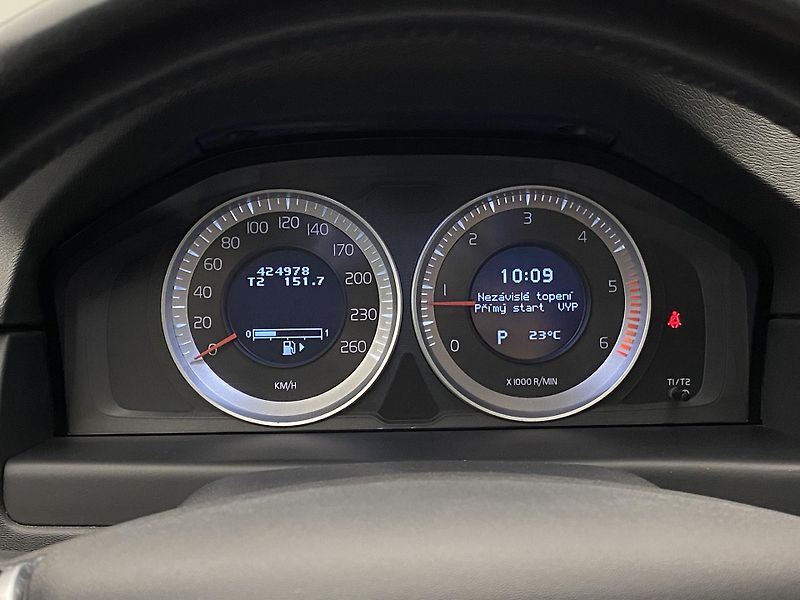 Volvo XC70 D5 AWD SUMMUM REZERVACE - fotka 30 z 49