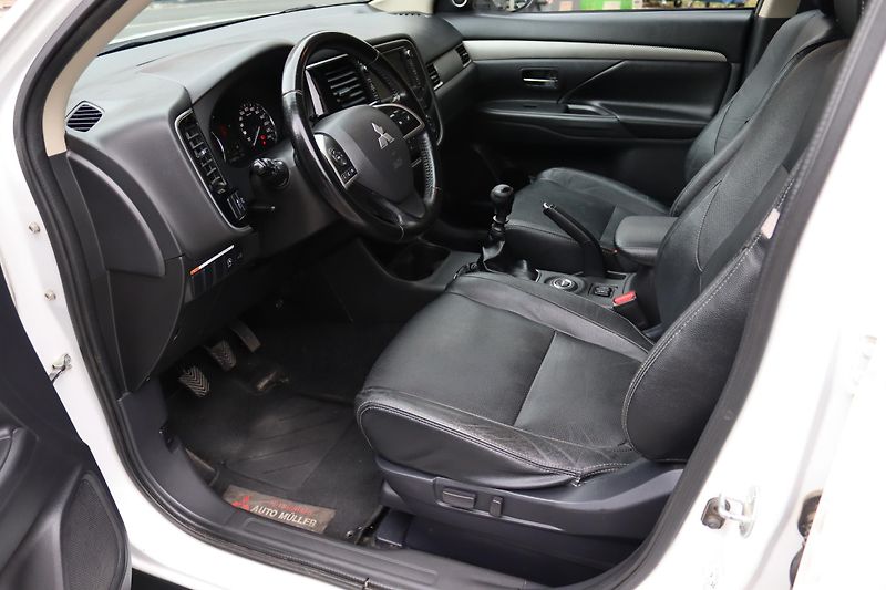 Mitsubishi Outlander 2.2DI-D 4X4 7 MÍST 110kW - fotka 22 z 50