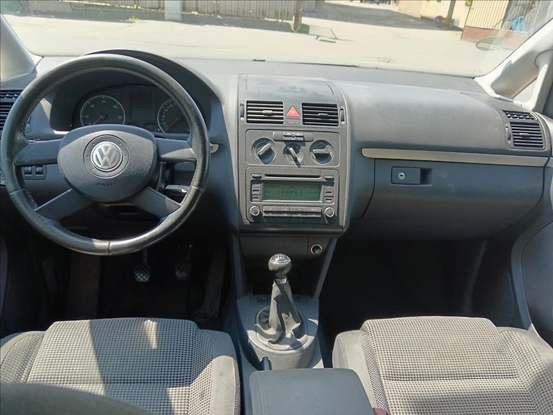 Volkswagen Touran 1,9 TDi Highline - fotka 19 z 21