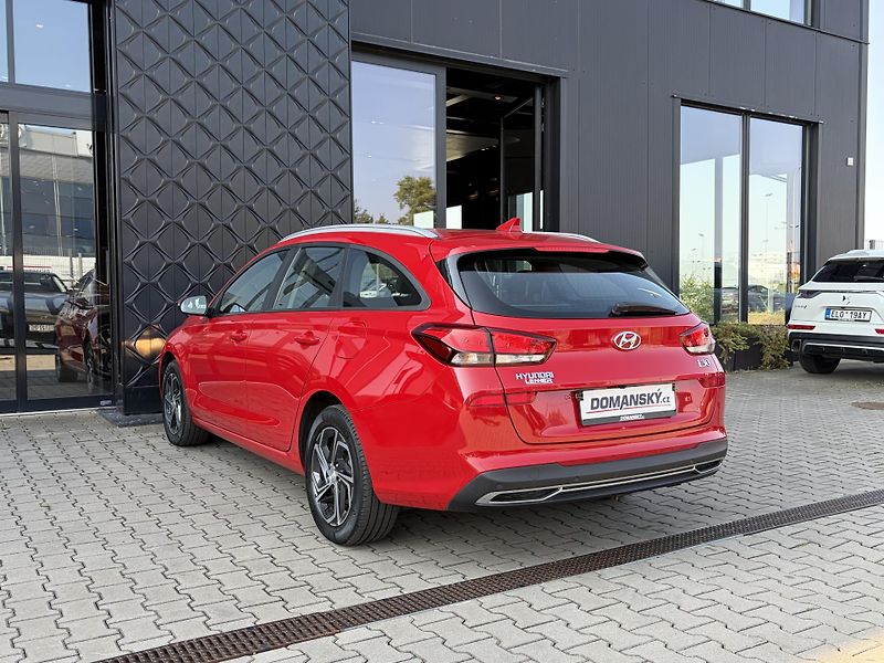 Hyundai i30 COMFORT 1.5 DPI 81 kW - fotka 8 z 23