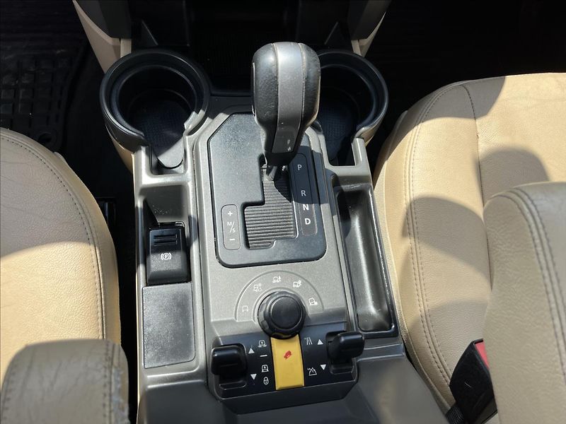 Land Rover Discovery 2,7 TDV6 4X4 AUT NA OPRAVU!! - fotka 16 z 30