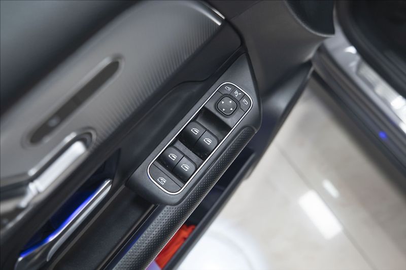 Mercedes-Benz GLB 2,0 200d 4MATIC NAVI KAMERA ČR - fotka 18 z 47