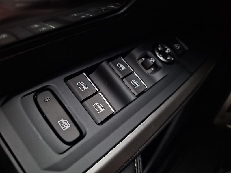 Peugeot 5008 (2025) GT Hybrid 145 e-DCS - fotka 22 z 24