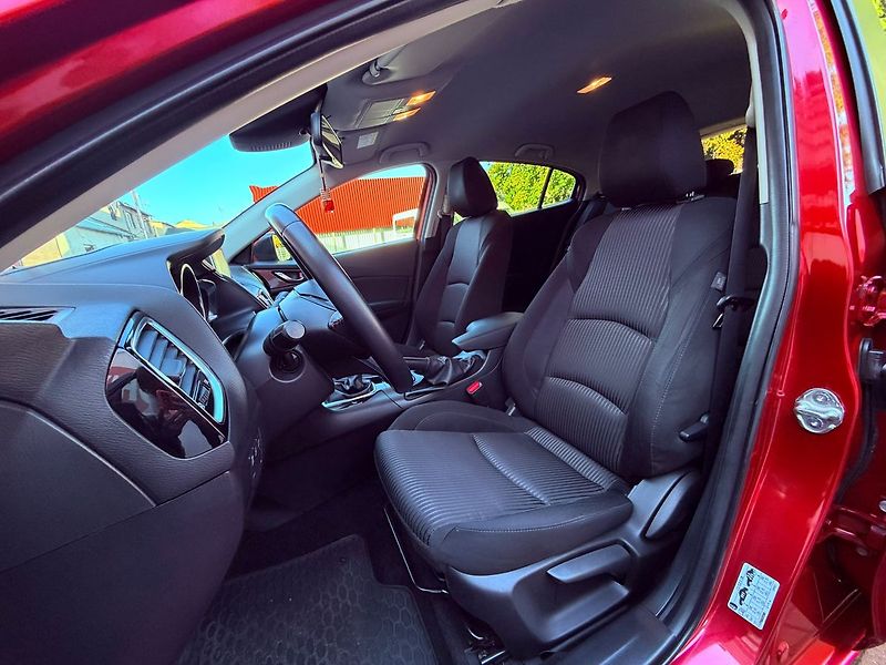 Mazda 3 2.0 Skyactiv 121 kW, ČR, 1.Maj - fotka 15 z 30