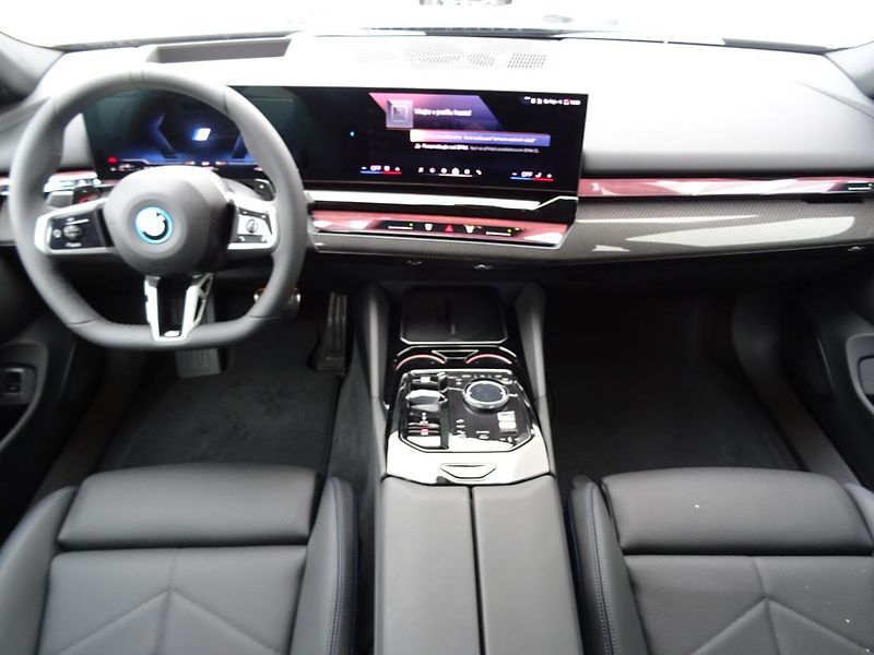 BMW Řada 5 530e xDrive Touring - fotka 4 z 6