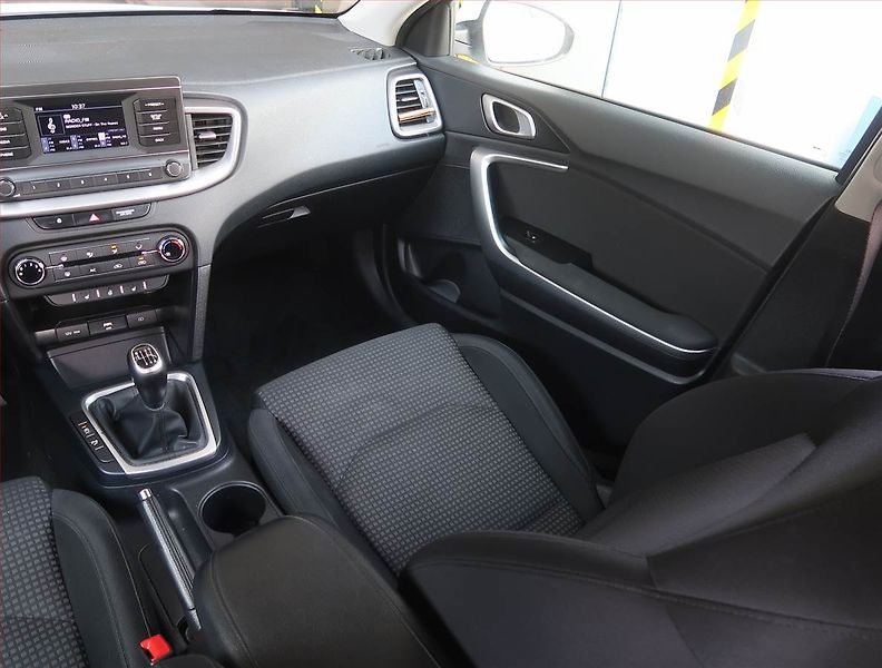 Kia Ceed (2020) 1.0 T-GDI, Tempomat - fotka 8 z 16