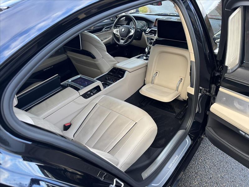 BMW Řada 7 4,4 i 750Li xDrive Individual - fotka 16 z 39
