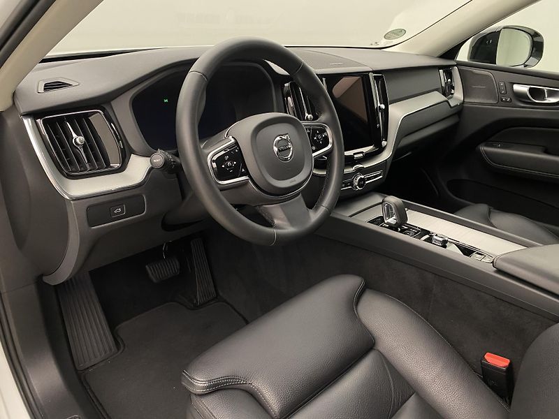 Volvo XC60 B4 AWD PLUS DARK AUT CZ 1.maj - fotka 4 z 58