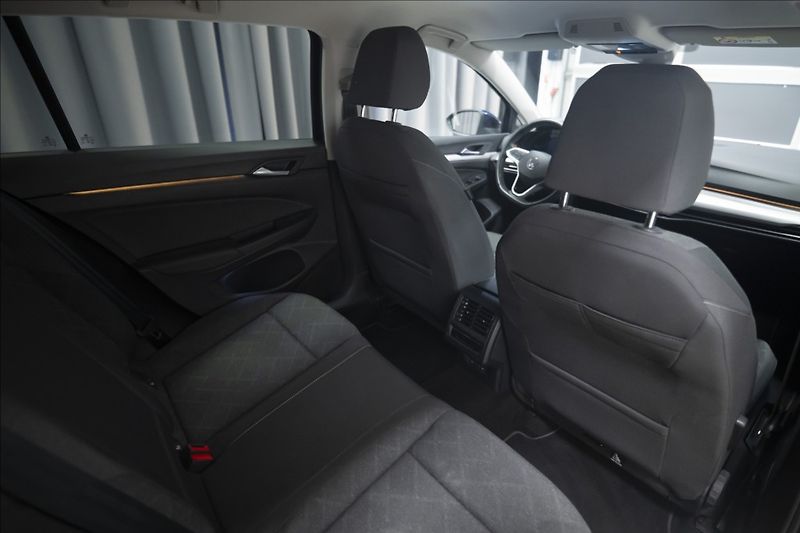 Volkswagen Golf 1,5 eTSI DSG KAMERA VÝHŘEV ČR - fotka 11 z 44