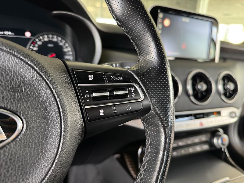 Kia Stinger 3,3TGDI V6*4WD*HUD*360kam*DPH - fotka 31 z 44