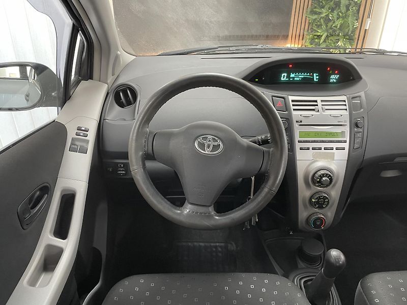 Toyota Yaris 1.0 i ČR 1.MAJ. AC  REZERVACE - fotka 20 z 22