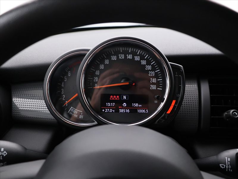 Mini Cooper 1,5 100 kW 1.Maj. Aut.klima - fotka 14 z 28