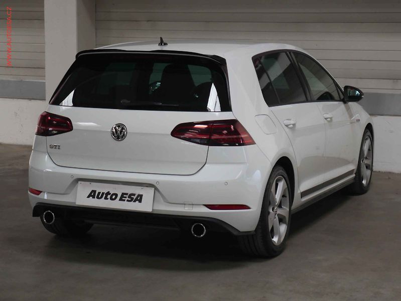 Volkswagen Golf (2017) 2.0 TSi, LED, park.čidla - fotka 6 z 20
