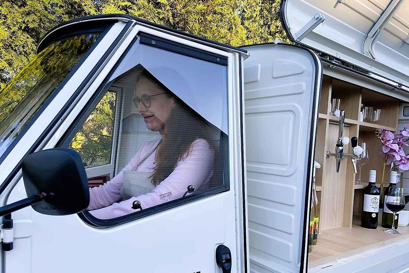 Lucie Holma a její pojízdný vinný bar, Horní Domaslavice, březen 2025