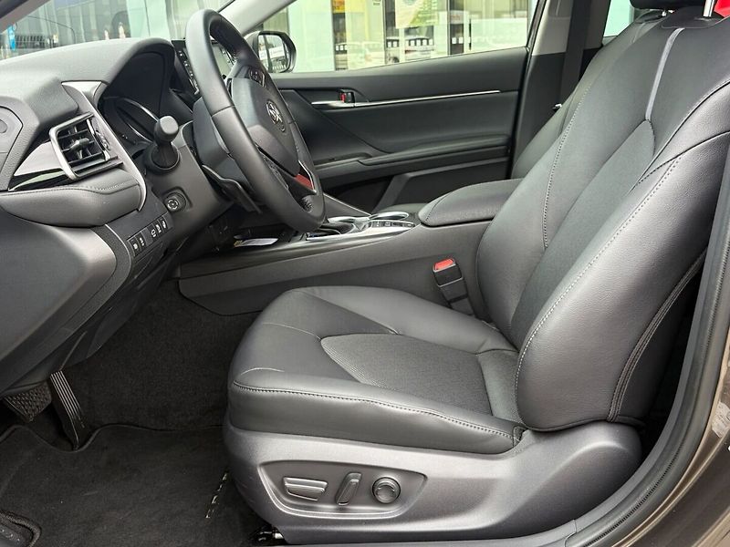 Toyota Camry 2,5 Hybrid Executive - fotka 8 z 19