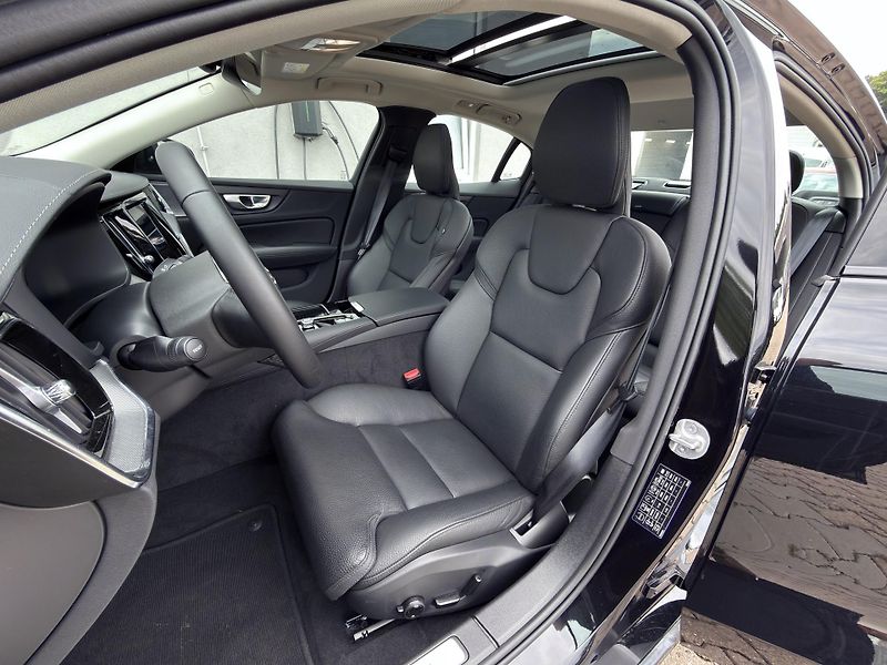 Volvo S60 T8 AWD ULTIMATE DARK // 335 kW - fotka 11 z 39