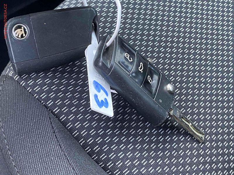 Škoda Octavia (2013) 2.0 TDi, DSG, park.čidla - fotka 18 z 18