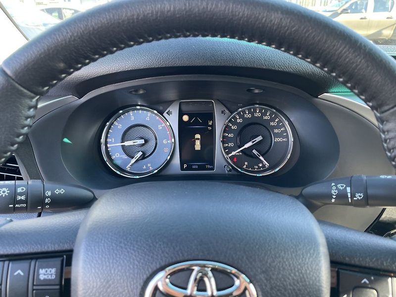 Toyota Hilux 2.8D Executive ODBĚR 3/2027 - fotka 15 z 28
