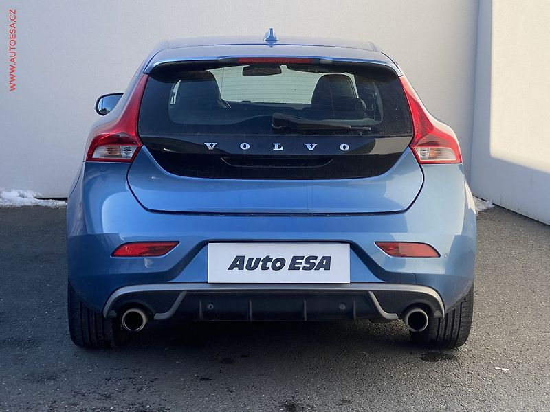 Volvo V40 (2015) 2.0 D2, 1.maj, R-design, navi - fotka 5 z 18