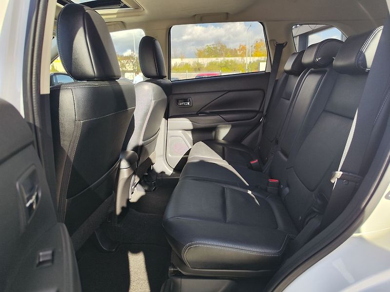 Mitsubishi Outlander 2.2 DI-D/110kW 4x4,7 Míst - fotka 15 z 36