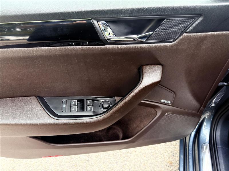 Škoda Superb 2,0 TDi Laurin & Klement - fotka 10 z 54