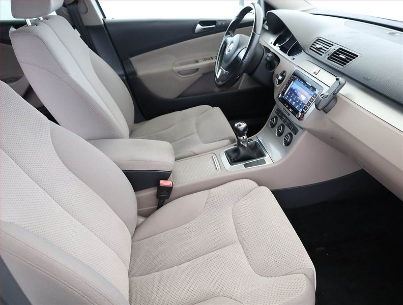 Volkswagen Passat (2009) 1.4 TSI, Xenony, Tempomat - fotka 7 z 16
