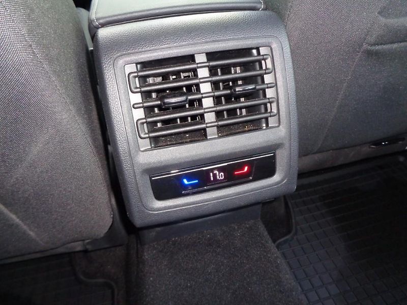 Volkswagen Golf 1.5 eTSI DSG Life 110 kW - fotka 24 z 30
