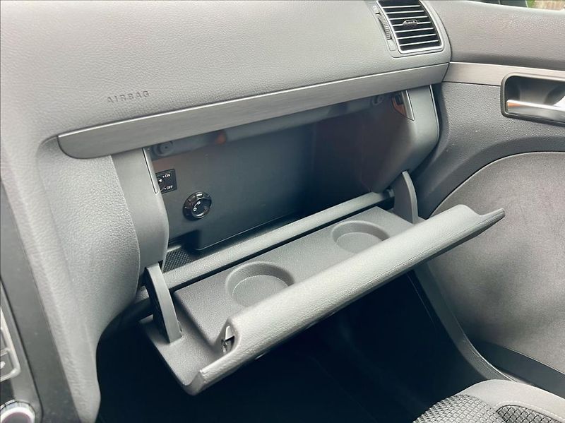 Volkswagen Touran 1,6 TDi  NAVI / kamera / ALU - fotka 42 z 44